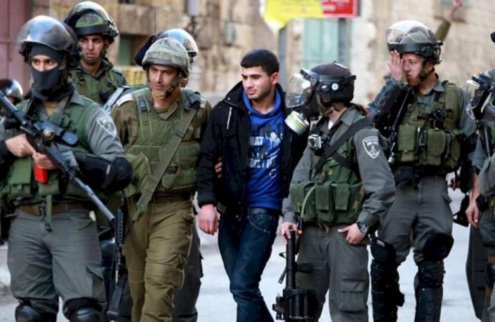 قوات الاحتلال تعتقل شابا وتعتدي على آخر في القدس قوات الاحتلال تعتقل شابا وتعتدي على آخر في القدس