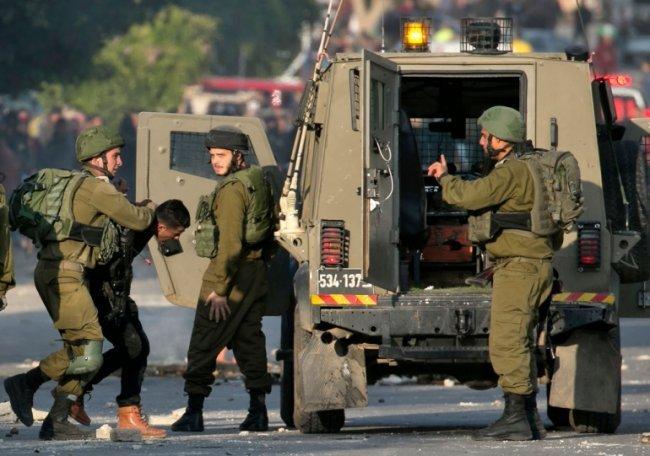 الاحتلال يعتقل 22 شابا ويزعم العثور على أسلحة شرق نابلس