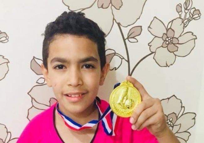 طفل من مخيم اليرموك ينال لقب أفضل لاعب في السليمانية بالعراق