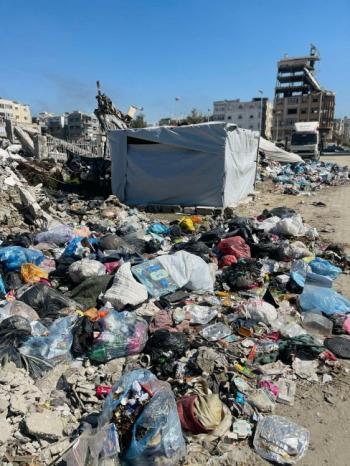 بين تلال النفايات ومياه المجاري.. نازحو الخيام أمام خيارين "الموت أو المرض"