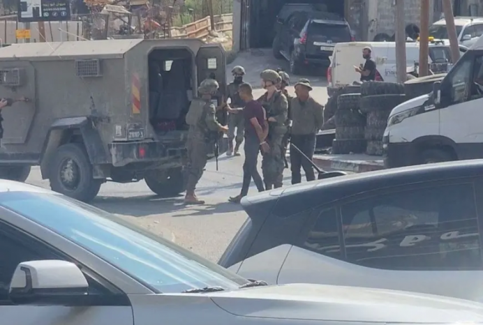قوات الاحتلال تعتقل ثلاثة مواطنين وتداهم منازل جنوب جنين قوات الاحتلال تعتقل ثلاثة مواطنين وتداهم منازل جنوب جنين