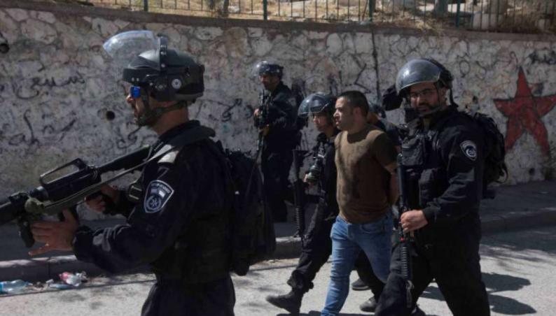 الاحتلال يعتقل 3 شبان مقدسيين ويمدد اعتقال آخر