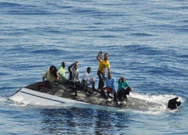 مهاجرون: غرق سفينة قبالة إيطاليا تُقل 400 شخص