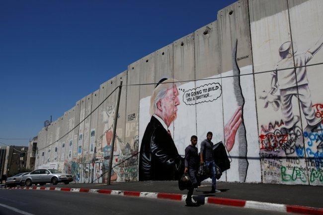 الفلسطينيون يبدلون أسلوبهم في التعامل مع ترامب