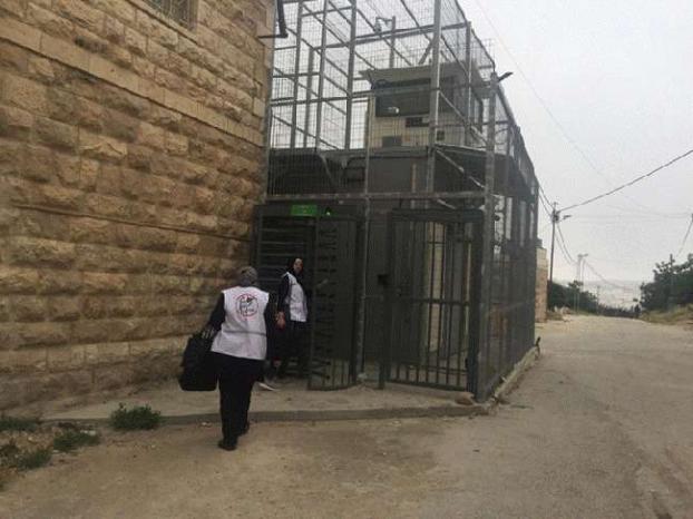 فيديو | الاحتلال يمنع طواقم طبية من الوصول إلى تل ارميدة في الخليل