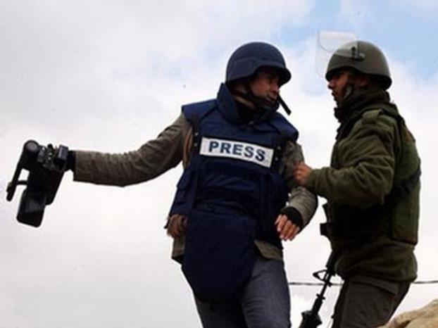 إصابة الصحفي أحمد دغلس بقنبلة غاز في رأسة خلال تغطيته مسيرة النبي صالح