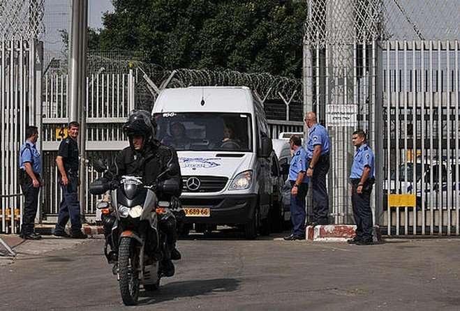 فرار معتقل فلسطيني من سيارة سجن 'عوفر'
