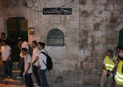 مستوطنون يمزقون لافتات اسلامية ومسيحية في يافا