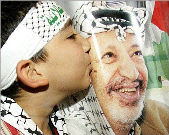 الفلسطينيون يحيون الذكرى الثامنة لرحيل عرفات وسط استمرار لغز وفاته