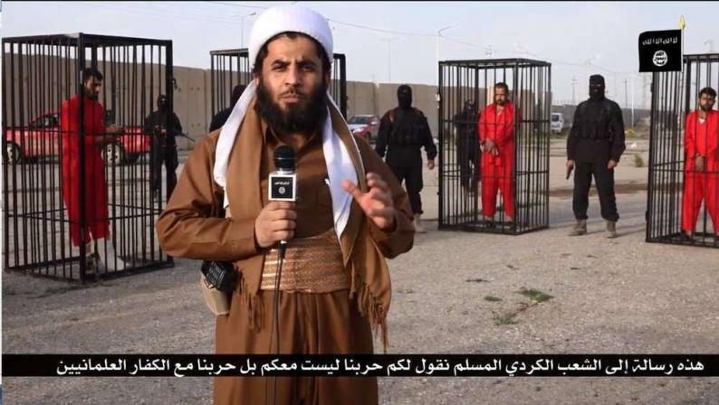 بالفيديو ... داعش: يعرض 21 أسيرًا كرديًا في أقفاص الحرق