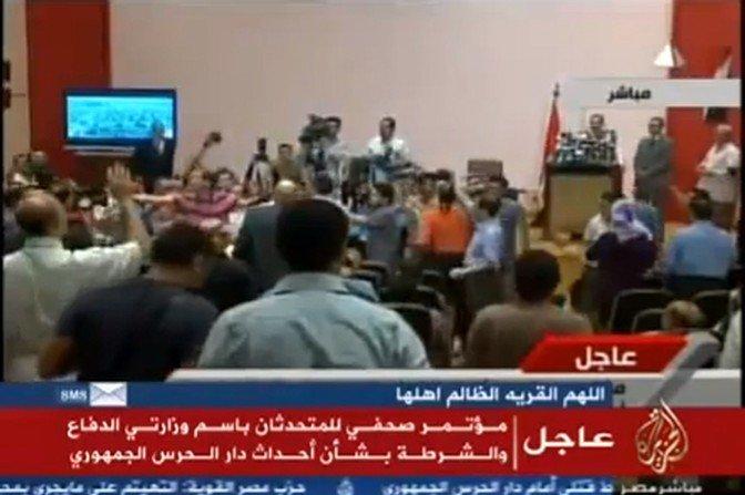 بالفيديو ... طرد مراسل الجزيرة خلال مؤتمر المتحدث العسكري المصري