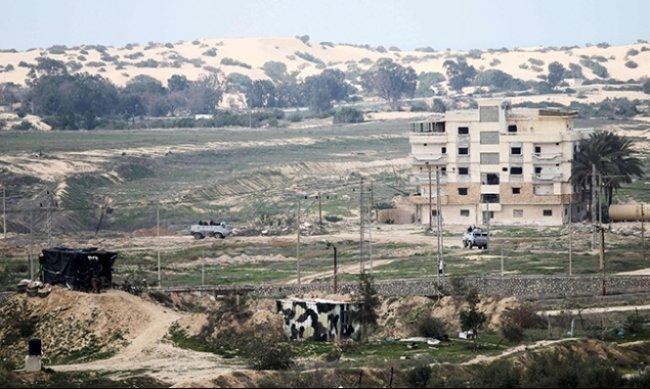 الجيش المصري يدمر نفقا على حدود غزة