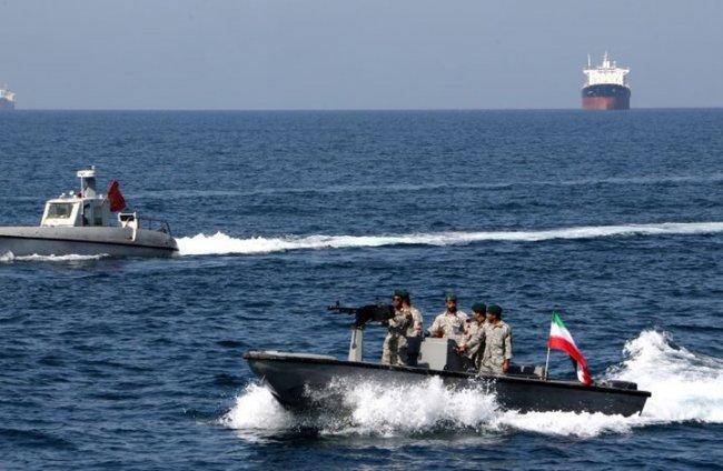 فيديو | فرار بارجة بريطانية من قوارب الحرس الإيراني بـ&quot;هرمز&quot;