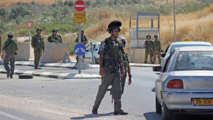 قوات الاحتلال والمستوطنون يُعيقون الحركة على طريق رام الله نابلس