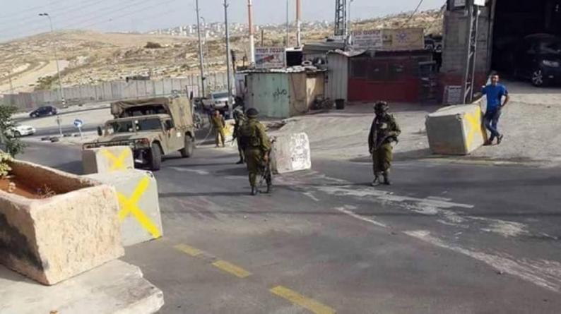 الاحتلال يغلق مداخل ومخارج بلدة حزما شمال شرق القدس الاحتلال يغلق مداخل ومخارج بلدة حزما شمال شرق القدس