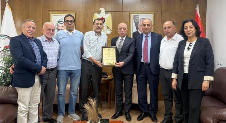 رئيس سلطة الأراضي يبحث مع نقابة المساحين سبل تنظيم مهنة المساحة وتطويرها رئيس سلطة الأراضي يبحث مع نقابة المساحين سبل تنظيم مهنة المساحة وتطويرها