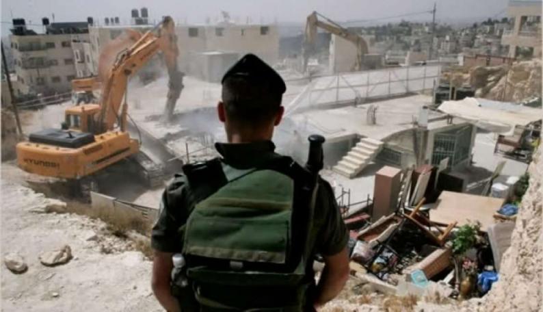 الاحتلال يخطر بهدم 5 مساكن ومبنى مجلس قروي بيرين شرق يطا