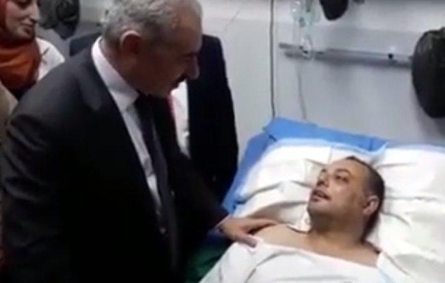 فيديو .. اشتيه يزور مجمع فلسطين الطبي ويلتقي مصابين احداث غزه