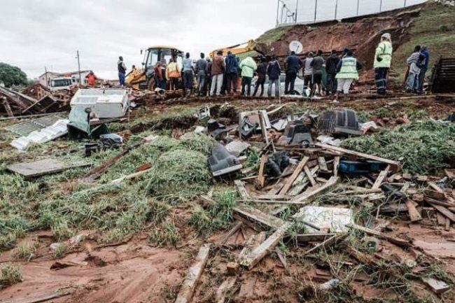 مقتل أكثر من 60 شخصا جراء الفيضانات والانهيارات الطينية في جنوب أفريقيا