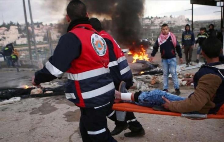 إصابة مواطن بجروح حرجة خلال مواجهات مع الاحتلال في الرام