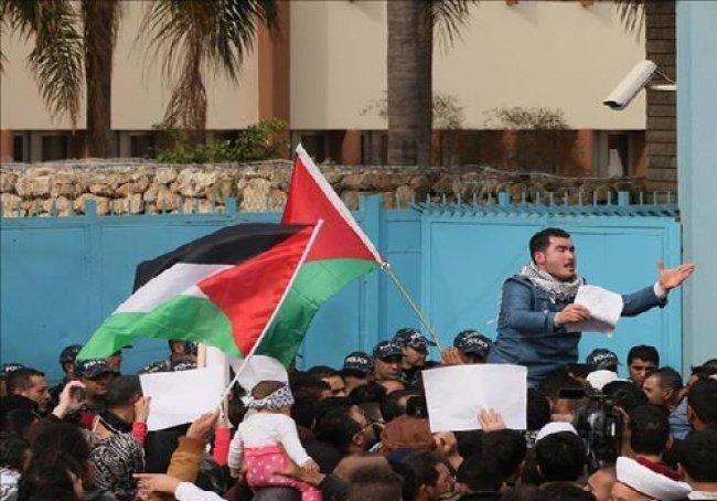 لاجئون فلسطينيون يحتجون في قطاع غزة على تقليص الدعم الأمريكي لأونروا