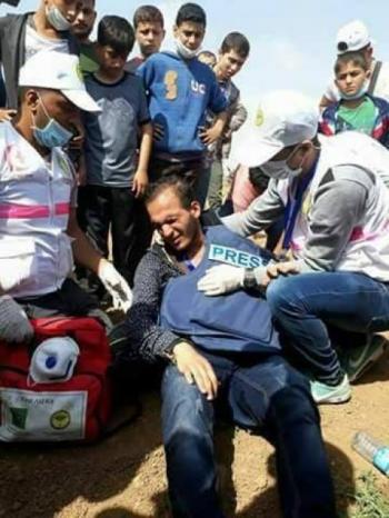 إصابة صحفيين أحدهما في الرأس خلال المواجهات شرقي رفح وغزة
