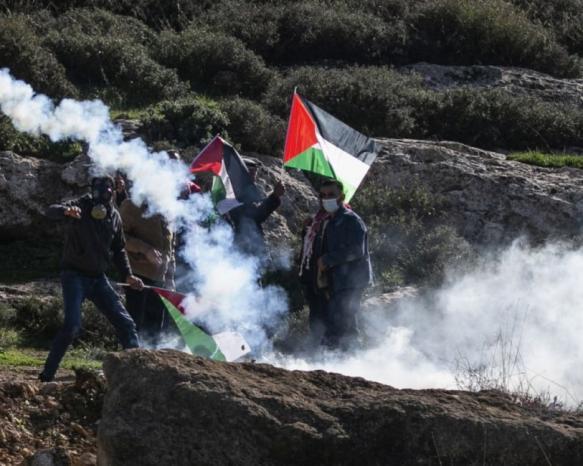 الاحتلال يفجّر سارية علم فلسطين في قرية دير جرير شرق رام الله الاحتلال يفجّر سارية علم فلسطين في قرية دير جرير شرق رام الله