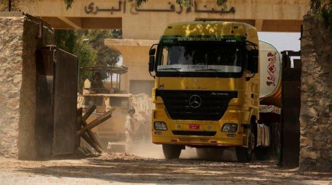 إدخال 20 شاحنة وقود مصري لغزة