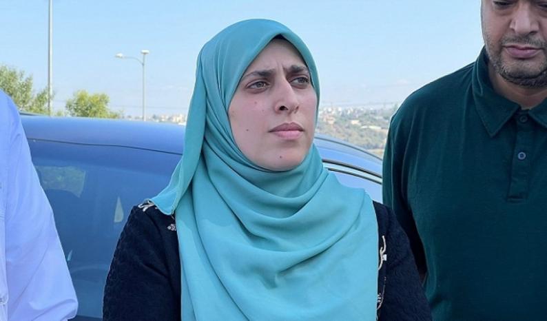 الناشطة آية خطيب تسلم نفسها لسلطات الاحتلال لقضاء محكوميتها البالغة 4 سنوات