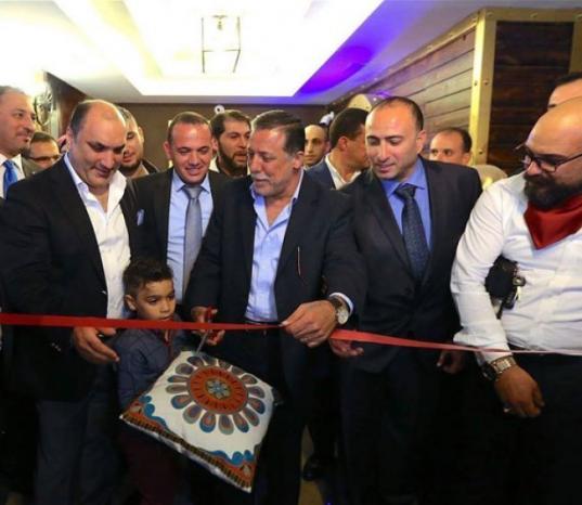 صور.. افتتاح أكبر مطعم في فلسطين