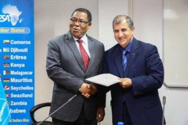 السفير حسن يقدم أوراق اعتماده ممثلاً لفلسطين لدى "الكوميسا" السفير حسن يقدم أوراق اعتماده ممثلاً لفلسطين لدى "الكوميسا"