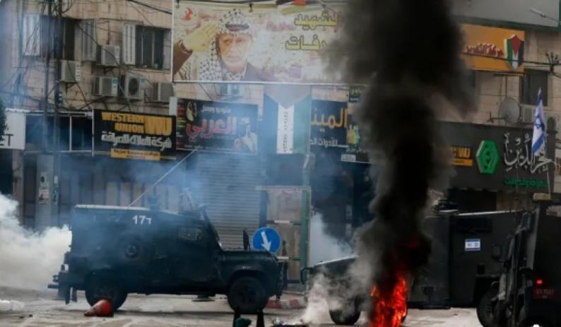 الاحتلال يزيل صور شهداء وأسرى بطولكرم الاحتلال يزيل صور شهداء وأسرى بطولكرم