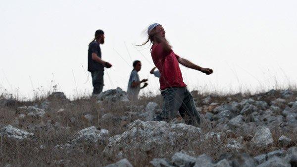 بيت لحم: مستوطنون يرشقون سيارات المواطنين بالحجارة