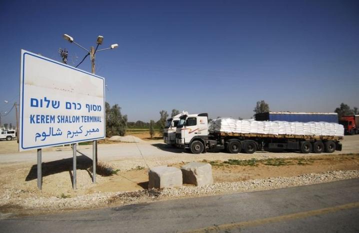 &quot;إسرائيل&quot; تحتجز 2000 شاحنة تحمل مواد لغزة على كرم ابو سالم