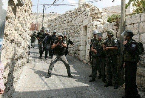 قوات الاحتلال تعتقل شابًا من جنين وشابين من بيت لحم