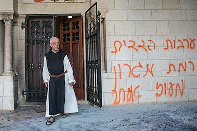 مستوطنون يخطون شعارات عنصرية على جدار كنيسة بالقدس القديمة