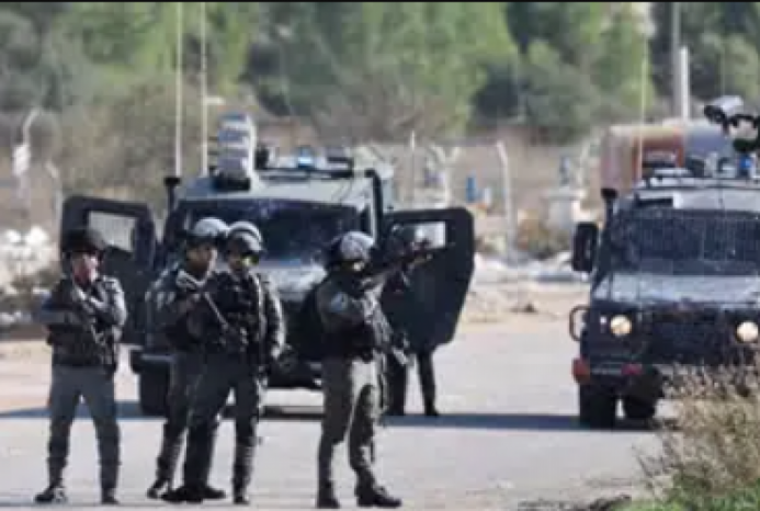 قوات الاحتلال تقتحم منازل وتحتجز شقيقين في دير بلوط غرب سلفيت قوات الاحتلال تقتحم منازل وتحتجز شقيقين في دير بلوط غرب سلفيت