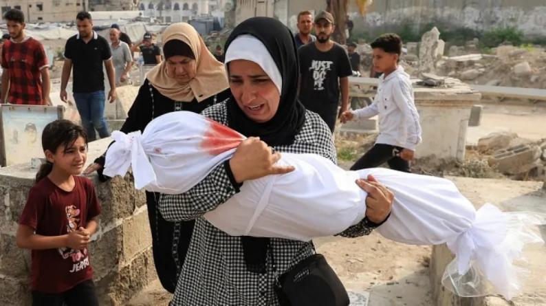 استشهاد طفل متأثرا بإصابته بقصف إسرائيلي وسط قطاع غزة