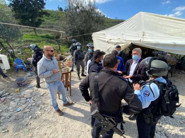الاحتلال يعتدي على المواطنين بخيمة التضامن مع عائلة عليان في القدس