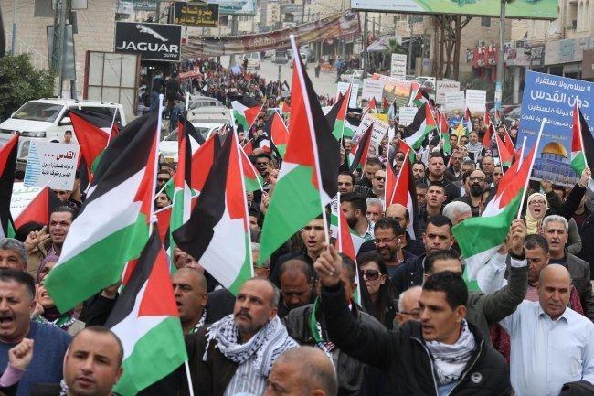 القوى الوطنية تطالب بمحاسبة المتورطين ببيع أراضِ للاحتلال
