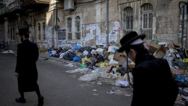 عاملو النظافة في &quot;بلدية القدس&quot; يلقون النفايات أمام وزارة المالية