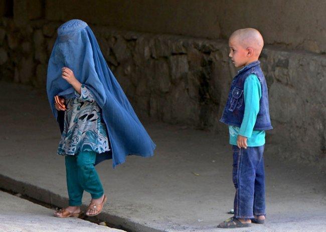 طفلات افغانستان المتخفيات في لباس اطقال