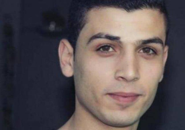 الأسير المضرب محمد أبو عكر.. عاش طفولته بدون والده الذي قضى شبابه في الأسر
