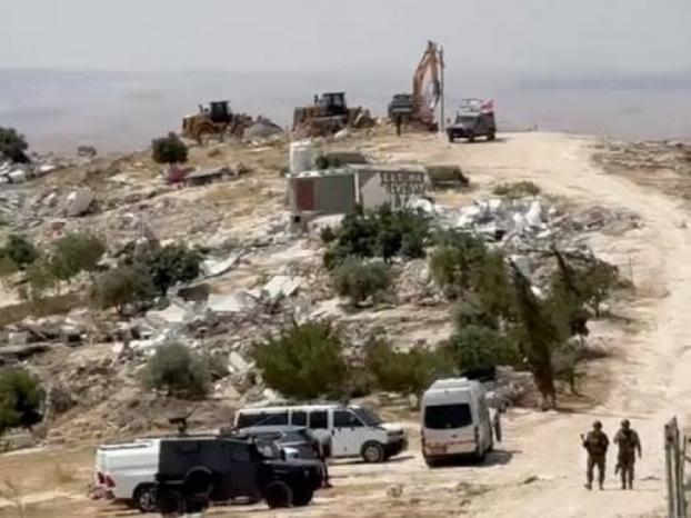 الاحتلال يهدم منزلا ومغارة سكنية في خلة الضبع بمسافر يطا