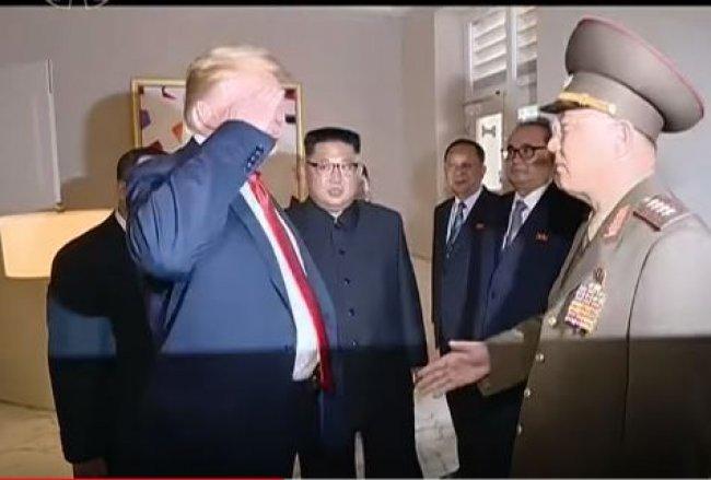 في موقف محرج.. ترامب يؤدي تحية عسكرية لوزير دفاع كوريا الشمالية وواشنطن توضح