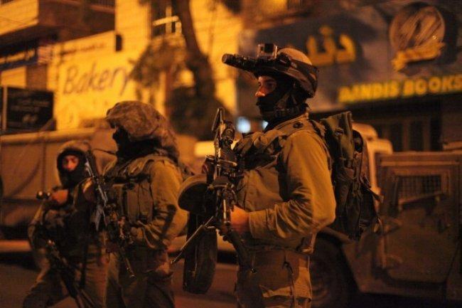 جيش الاحتلال يعتقل 12 مواطنا من الضفة