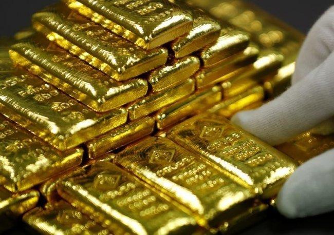 الذهب مستمر قرب ذروة 4 أشهر بفضل تراجع الدولار