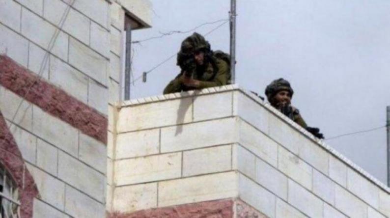 الاحتلال يحوّل منزلا في المغير إلى ثكنة عسكرية ويواصل تجريف أراضٍ