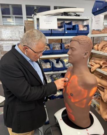 وفد جامعة القدس يبحث مع شركة Medvision الروسية إنشاء مركز متكامل للمحاكاة الطبية في كلية الطب