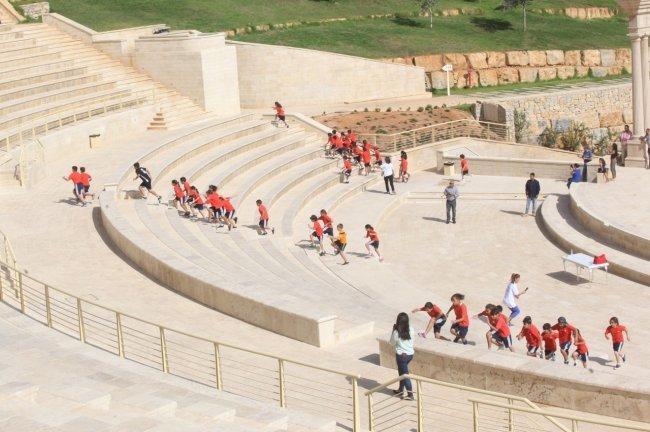 شناعة يتخطى ماراثون شيكاغو، وطلابه يصعدون 3000 درجه للتضامن معه في مدينة روابي شناعة يتخطى ماراثون شيكاغو، وطلابه يصعدون 3000 درجه للتضامن معه في مدينة روابي